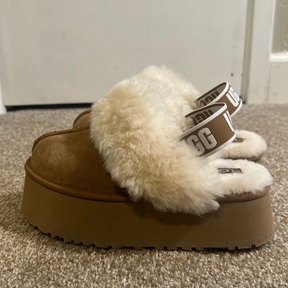 UGG Funkette Koyukahve Platform Sandalet