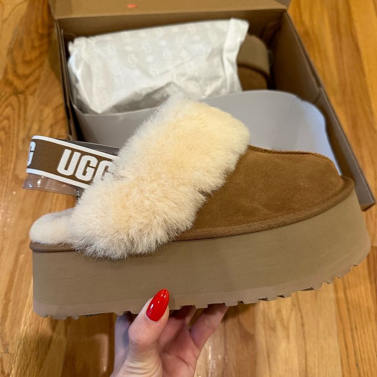 UGG Funkette Koyukahve Platform Sandalet