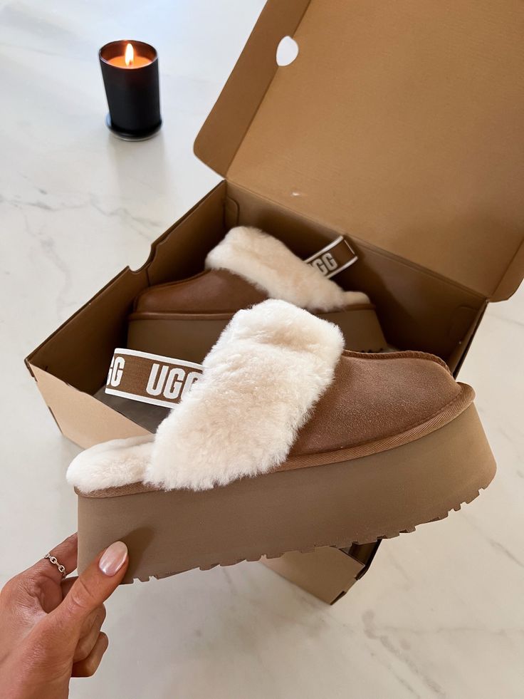 UGG Funkette Koyukahve Platform Sandalet